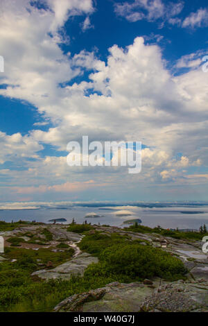 Brouillard sur les îles de Porcupine, vu de Cadillac Mountain, Maine Banque D'Images