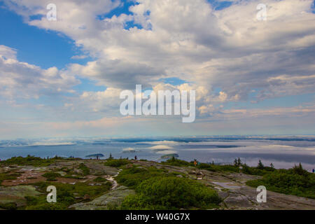 Brouillard sur les îles de Porcupine, vu de Cadillac Mountain, Maine Banque D'Images