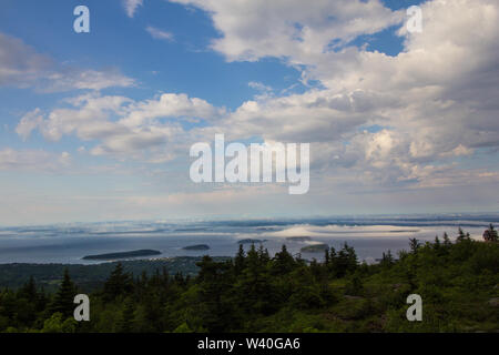 Brouillard sur les îles de Porcupine, vu de Cadillac Mountain, Maine Banque D'Images