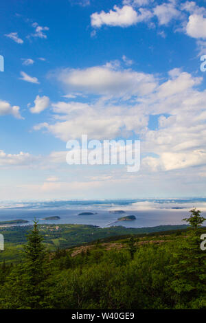 Brouillard sur les îles de Porcupine, vu de Cadillac Mountain, Maine Banque D'Images