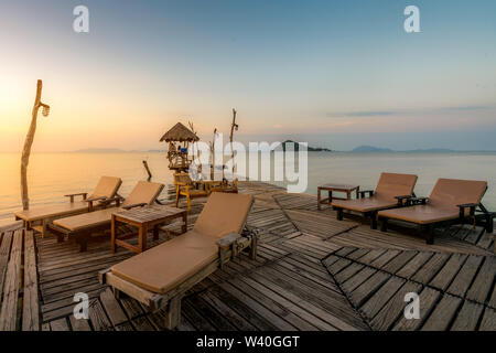 L'été parfait paradis tropical plage avec chaises longues de resort à Phuket, Thaïlande. Locations de vacances d'été et travel concept. Banque D'Images