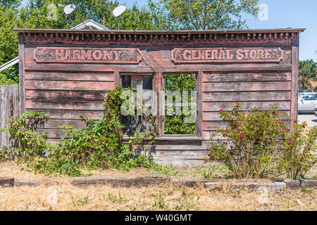 Le reste de l'harmonie déserte magasin général situé dans la ville très petite population (18) de l'harmonie, en Californie, près de la route 1. Banque D'Images