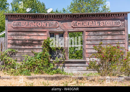 Le reste de l'harmonie déserte magasin général situé dans la ville très petite population (18) de l'harmonie, en Californie, près de la route 1. Banque D'Images