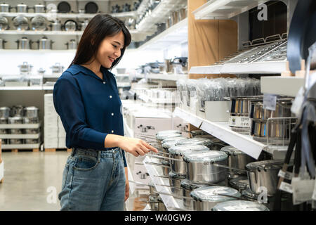 Les femmes asiatiques ont choisi d'acheter de nouveaux ustensiles de cuisine dans le centre commercial. Faire les courses et les articles ménagers sont nécessaires dans les marchés, les supermarchés ou les grands magasins Banque D'Images