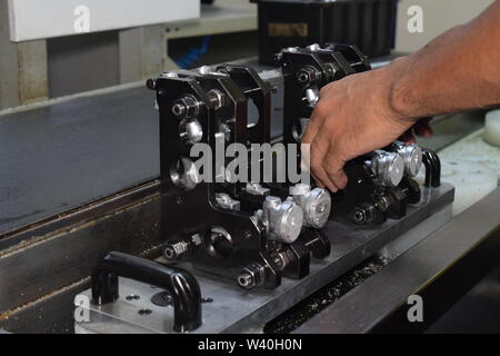 La préparation de parties de l'aérographe et au pistolet pour tour CNC usinage. Pièces pour machine CNC. Banque D'Images