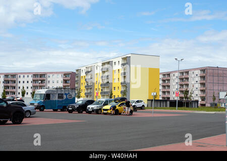 Teilweise renovierte Plattenbau-Siedlung , Dranske, Rügen, Mecklembourg-Poméranie-Occidentale, Allemagne Banque D'Images