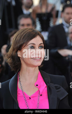 CANNES, FRANCE. 24 mai 2010 : Emmanuelle Beart au Gala de clôture à la 63e Festival de Cannes. © 2010 Paul Smith / Featureflash Banque D'Images