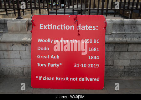 Brexit Quitter affiche électorale, Westminster, London, UK. 17 juillet, 2019. Un Brexit placard sur la campagne Congé Congé Brexit date du 31 octobre 2019 l'extérieur du palais de Westminster, le matin du premier ministre aux questions. Credit : Maureen McLean/Alamy Banque D'Images