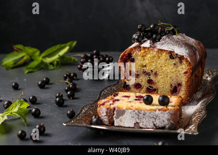 Cupcake cassis situé sur un plateau, sur un fond sombre, photo horizontale, close-up Banque D'Images