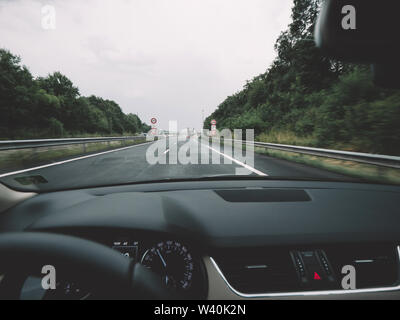 Voiture Vue de face à la Halte péage Toll Road sign et limite de vitesse de 70 km/h sur autoroute autoroute française Banque D'Images