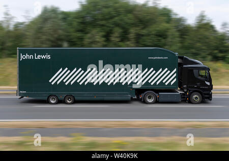 Un camion de livraison John Lewis voyages le long de la route A556 à Wilmslow, Cheshire, Royaume-Uni. Banque D'Images