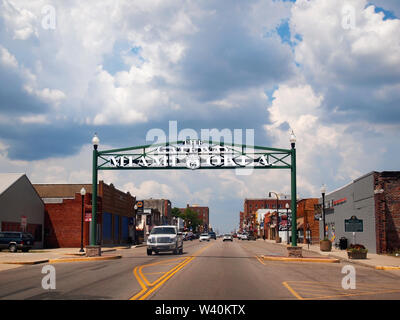 MIAMI, OKLAHOMA - 10 juillet 2018 : un grand panneau marque la route 66 entrée de la ville de Miami, Ok dans l'état de l'Oklahoma, souvent considérée comme th Banque D'Images