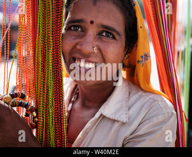 PUSHKAR, INDE - circa 2018 Novembre : la vente de bracelets aux chameaux de Pushkar Fair Grounds. C'est l'une des plus grandes foires de chameau. Banque D'Images