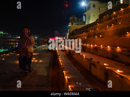 PUSHKAR, INDE - circa 2018 Novembre : femme marche dans les Ghats Pushkar lors des cérémonies d'ouverture de la foire de chameau. Il est l'un des lar Banque D'Images