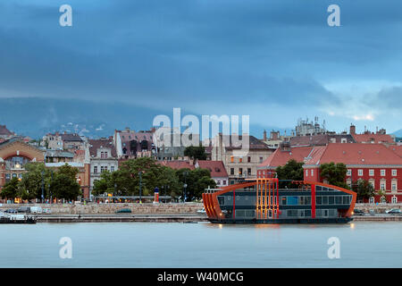 Panorama côté Buda de Budapest, Hongrie, avec bâtiment flottant sur le Danube. Heure bleue capture. Banque D'Images