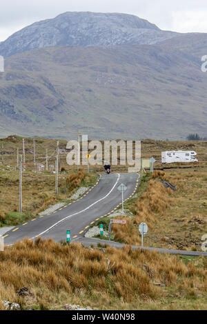 Route rurale dans l'ouest de l'Irlande avec un camping-car et moto sur la N59 bogland de passage et se dirigeant vers le Connemara, comté de Galway. Banque D'Images