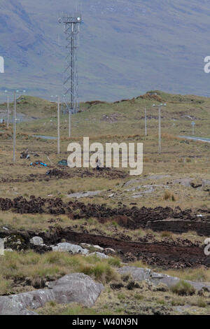 Coupe homme mottes de tourbe dans une tourbière à l'ouest de l'Irlande près de Leenane, dans le comté de Galway. Banque D'Images