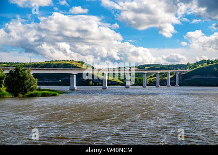 Avis de steppe et un pont moderne sur la rivière Don en Russie Banque D'Images