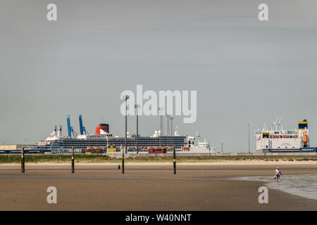 Zeebrugge, Flandre, Belgique - le 18 juin 2019 : Queen Mary 2 Croisière dans le port de Zeebrugg comme vu de la plage de Knokke-Heist située sous le ciel bleu-gris. Nous Banque D'Images