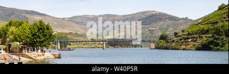 Pinhão/Portugal - 15 juillet 2019 : Pinhão village de la vallée du Douro Banque D'Images