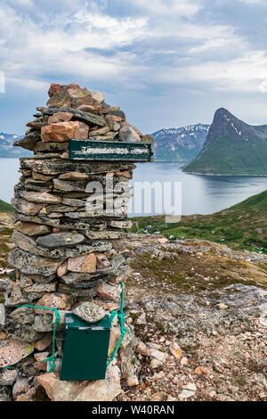 Les visiteurs de l'île de Senja en Norvège peut prendre une randonnée modérée au haut de Tonnerten Rodsandfor près de la ville d'une vue imprenable sur la montagne. Banque D'Images