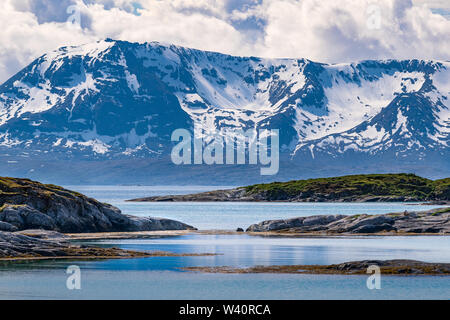 Les visiteurs de l'île de Senja arctique dans le nord de la Norvège sont traités à vue à couper le souffle sur la montagne, une eau cristalline, et des plages de sable blanc. Banque D'Images