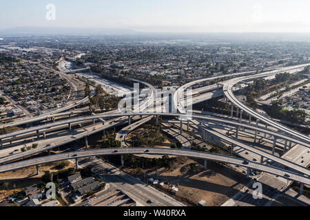 Vue aérienne du port 110 et siècle 105 échangeur autoroutier des rampes et des ponts, à proximité du centre-ville de Los Angeles en Californie du Sud. Banque D'Images