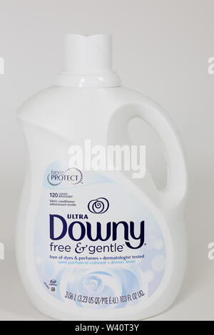 Princeton, NJ, USA. 15 juillet 2019 : Ultra Downy Gratuitement & assouplissant textile liquide doux - 103oz- Image Banque D'Images