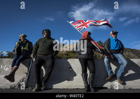 Mauna Kea, Hawaii, USA. 18 juillet, 2019. Rassembler les militants sur la quatrième journée de protestation massive d'un télescope qui devrait être construit sur le Mauna Kea, une montagne considérée comme sacrée pour de nombreux Autochtones hawaïens. Credit : Ronit Fahl/ZUMA/Alamy Fil Live News Banque D'Images