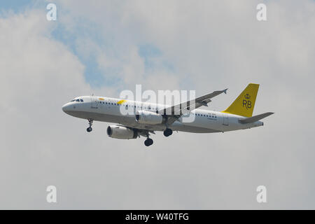 Bangkok, Thaïlande - Apr 21, 2018. Royal Brunei Airlines V8-A320 Airbus RBS l'atterrissage à l'Aéroport International Suvarnabhumi de Bangkok (BKK). Banque D'Images