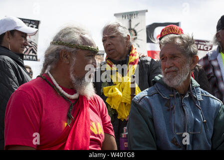 Mauna Kea, Hawaii, USA. 18 juillet, 2019. Les anciens, ou Kupuna assis sur la ligne de front d'une manifestation pour protester contre un énorme télescope qui devrait être construit sur le Mauna Kea, une montagne considérée comme sacrée pour de nombreux Autochtones hawaïens. Credit : Ronit Fahl/ZUMA/Alamy Fil Live News Banque D'Images