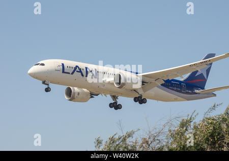 Image d'un LAN Airlines (aujourd'hui les compagnies aériennes LATAM) illustré en arrivant à l'Aéroport International de Los Angeles. Banque D'Images