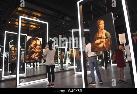 Beijing, la province chinoise du Sichuan. 18 juillet, 2019. Personnes visitent le 'Da Vinci à Chengdu' exhibition pour marquer le 500e anniversaire de la mort de la maître de la Renaissance Léonard de Vinci à Chengdu, dans le sud-ouest de la province chinoise du Sichuan, le 18 juillet 2019. Credit : Liu Kun/Xinhua/Alamy Live News Banque D'Images