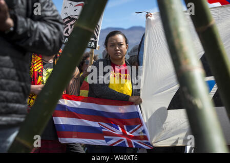 Mauna Kea, Hawaii, USA. 18 juillet, 2019. Rassembler les militants sur la quatrième journée de protestation massive d'un télescope qui devrait être construit sur le Mauna Kea, une montagne considérée comme sacrée pour de nombreux Autochtones hawaïens. Credit : Ronit Fahl/ZUMA/Alamy Fil Live News Banque D'Images