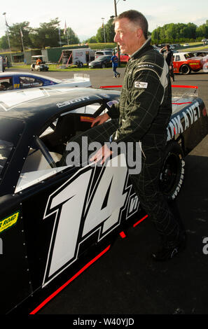 Racing Gouverneur Le gouverneur du Vermont, Phil Scott entre dans sa voiture de course avant une course de qualification à Thunder Road International Speed Bowl en barre, Verm Banque D'Images