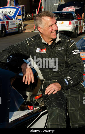 Racing Gouverneur Le gouverneur du Vermont, Phil Scott est tout sourire avant d'une course de qualification à Thunder Road International Speed Bowl dans Barre, Vermont, USA. Banque D'Images