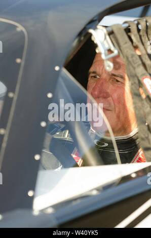 Racing Gouverneur Le gouverneur du Vermont, Phil Scott est assis dans son dernier modèle de stock car avant une course de qualification à Thunder Road International Speed Bowl de B Banque D'Images