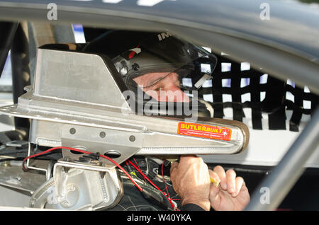 Racing Gouverneur Le gouverneur du Vermont, Phil Scott resserre son casque avant d'une course de qualification à Thunder Road International Speed Bowl dans Barre, Vermont Banque D'Images