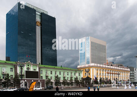 Les bâtiments publics et d'entreprise sur Sukhbaatar Square dans le centre-ville d'Ulaanbaatar (Oulan Bator, la capitale mongole) Banque D'Images