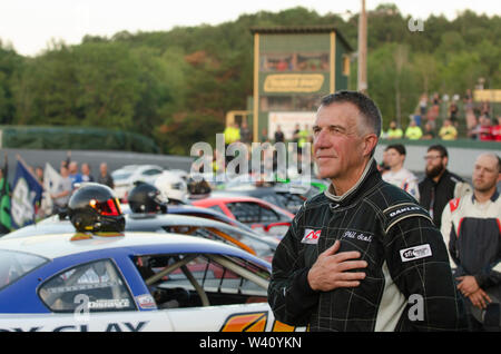 Racing Gouverneur Le gouverneur du Vermont, Phil Scott met sa main sur le coeur pendant l'hymne national avant la fin de course d'un modèle à Thunder Road Int Banque D'Images