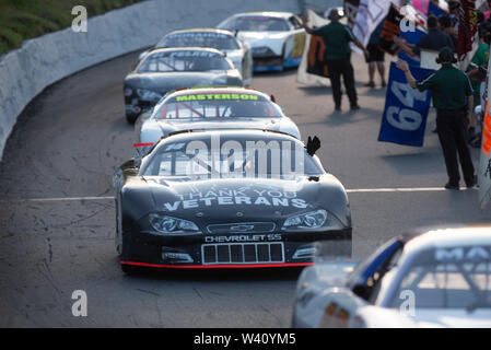 Racing Gouverneur Le gouverneur du Vermont, Phil Scott met sa main hors de sa voiture de course avant une fin de course modèle à Thunder Road International Bol vitesse i Banque D'Images