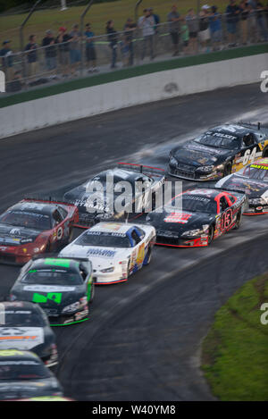 Racing Gouverneur Le gouverneur du Vermont, Phil Scott, numéro 14, ses courses de stock car dans le dernier modèle de course à Thunder Road International Speed Bowl de Barre, Banque D'Images