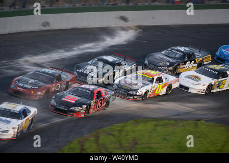 Racing Gouverneur Le gouverneur du Vermont, Phil Scott, numéro 14, ses courses de stock car dans le dernier modèle de course à Thunder Road International Speed Bowl de Barre, Banque D'Images