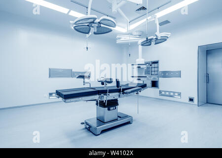 L'équipement moderne en salle d'opération. Dispositifs médicaux pour la neurochirurgie. Contexte Banque D'Images