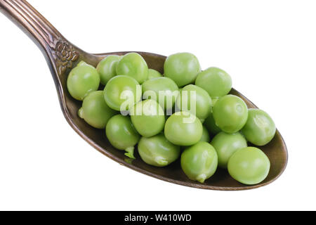 Dans l'ancienne coupe d'or il y a un petit tas de nourriture - pois verts grains frais. Isolé sur blanc macro studio Banque D'Images