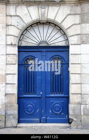 Porte bleue typique de Bordeaux Banque D'Images