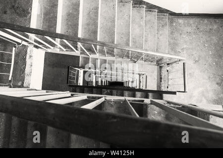 Image noir et blanc d'escaliers dans un bâtiment Banque D'Images