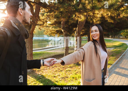 Image d'un jeune beau couple aimant la marche à l'extérieur du parc dans la nature. Banque D'Images