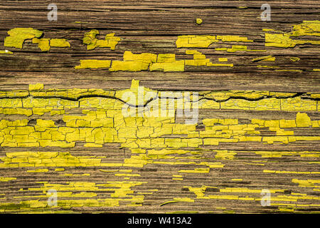 Peinture craquelée jaune vif sur des planches d'incrustation de texture d'arrière-plan Banque D'Images