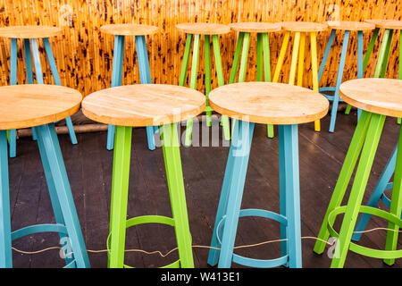 Tabourets de bar coloré dans une rangée - libre Banque D'Images